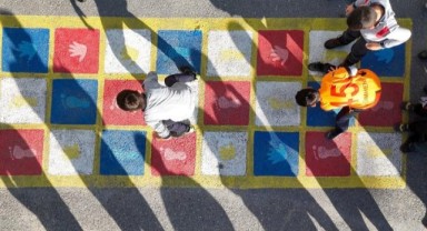 Menemen'de okul bahçeleri artık çok daha eğlenceli