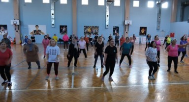 Menemenli kadınlar ücretsiz zumba kursunda buluşuyor