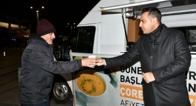 Çiğli Belediyesi'nden Vatandaşlara Sıcak Çorba İkramı