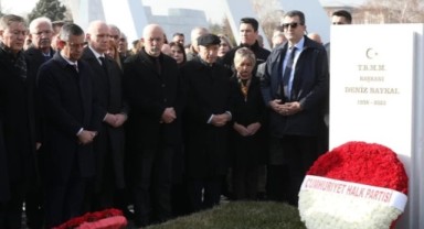 Deniz Baykal'ı anma töreninde bir kişi eksikti!