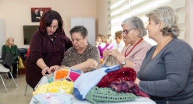 Konak’ın ileri yaş kursiyerleri sevgi köprüsü örüyor