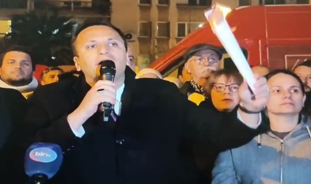 Başkan Eşki diplomalarını yaktı ve and içti