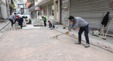 Bayraklı'da yol yenileme ve üst geçit çalışmaları sürüyor