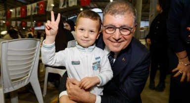 Büyükşehir'in iftar sofrası bu kez Karabağlar'da kuruldu