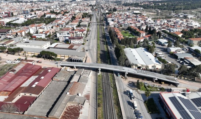 Gaziemir Hava Eğitim Yolu Taşıt Üst Geçidi’nde köprü yapımı tamamlandı