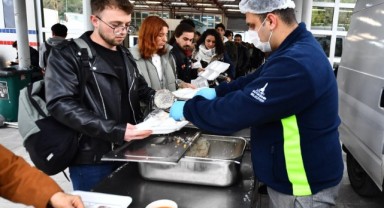 İzmir’de öğrencilerin yanında Büyükşehir var