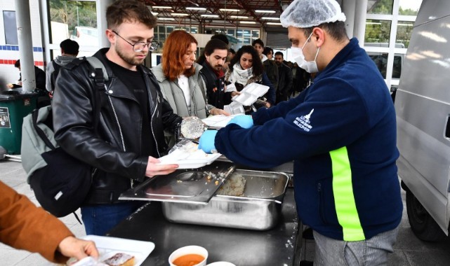 İzmir’de öğrencilerin yanında Büyükşehir var