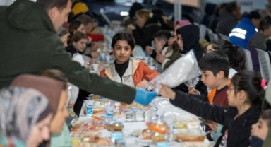 İzmir'in dayanışma sofrası Bayraklı'da kuruldu