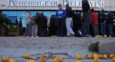 Karabağlar’da pazarcı isyanı: Belediyeden açıklama!