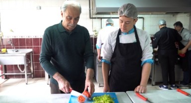 Akıncılar Huzurevi Sakinleri Liseli Aşçılarla Yemek Yarışması Yaptı