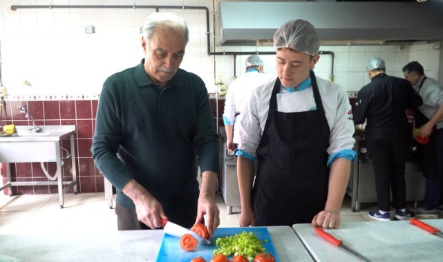 Akıncılar Huzurevi Sakinleri Liseli Aşçılarla Yemek Yarışması Yaptı