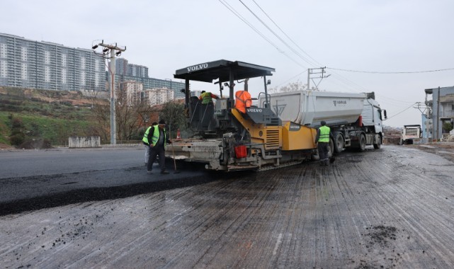 Bayraklı’da yol yenilemeleri sürüyor