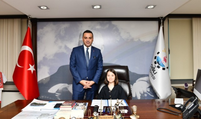 Çiğli’de 23 Nisan Coşkusu: Küçük Zeynep Koltuğa Oturdu