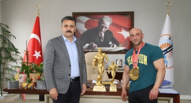 Dikili Belediyesi’nin Gururu Yılmaz Acar Başarıdan Başarıya Koşmaya Devam Ediyor