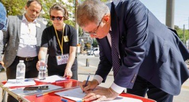 İzmir Atatürk Lisesi’ndeki imza kampanyasına Başkan Tugay da katıldı