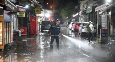 Tarihi Bornova Çarşısı’nda temizlik mesaisi