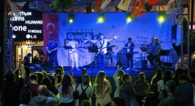 19 Mayıs Gençlik Festivali Küçükpark’ta başladı