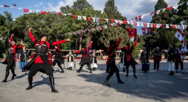 Bornova’da halayla bütünleşen kültürler buluşması