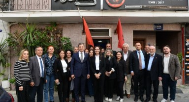 Deniz Yücel ve Başkan Eşki Bornova Arnavutları Derneği’nde hukuksuzluklara karşı dayanışma mesajı verdi