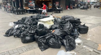 İzmir'de grevin üçüncü günü: Çöpler birikmeye başladı