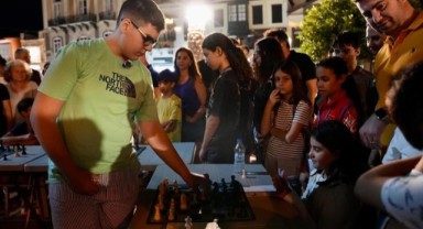 11. Çeşme Uluslararası Açık Satranç Turnuvası’nda Simultane Gösteri yoğun ilgi gördü!