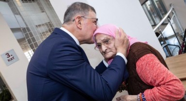 Başkan Tugay’dan bayram öncesi huzurevi ve hastane ziyareti