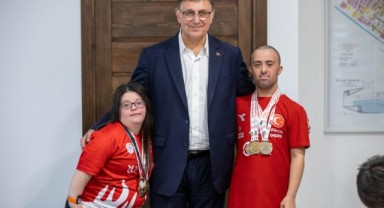 Başkan Tugay, İzmir’in gururu Büyükşehir sporcularını ağırladı