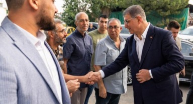 Başkan Tugay vatandaşlarla bayramlaştı
