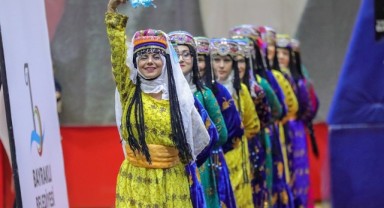 Bayraklı'da halk dansları gösterisi nefes kesti