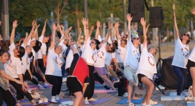 Bayraklı sahilde buluşup, yoga yaptılar