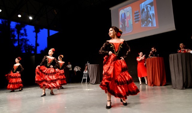 Bornova'da 2 perdelik yıl sonu dans gösterisi göz kamaştırdı