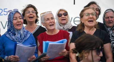 Bornova'da Sağlıklı Yaş Merkezi ilk mezunlarını verdi