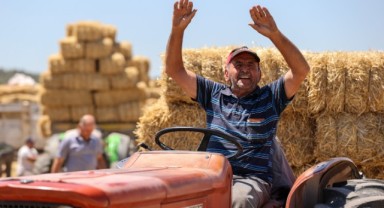 Buca Belediyesi’nden hayvancılık yapan köylülere saman balyası desteği
