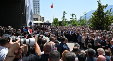 Manisa, Başkan Ferdi Zeyrek’e Gözyaşlarıyla Veda Etti