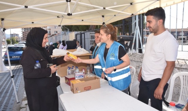 Menemen Belediyesi öğrenci ve velileri yalnız bırakmadı