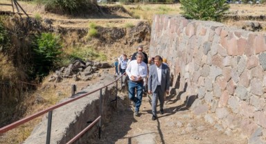 Başkan Tugay Smyrna kazılarını inceledi