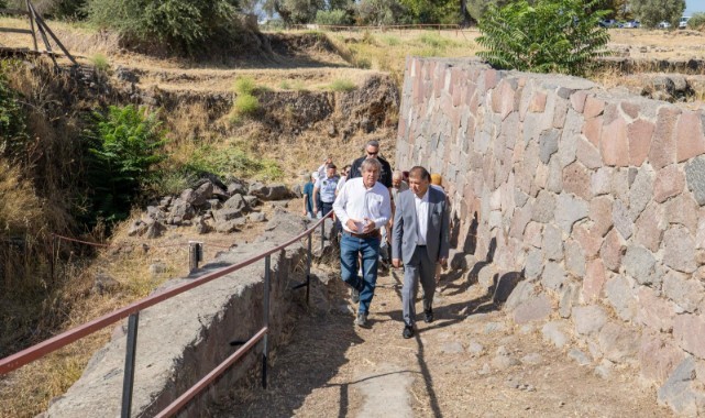 Başkan Tugay Smyrna kazılarını inceledi