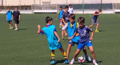 Bucalı minik kramponlar futbol eğitiminde