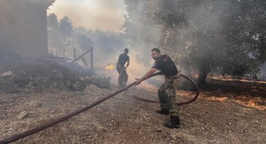 Çeşme’de yangınla mücadele sürüyor