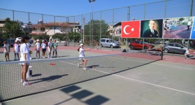 Dikili’de çocuklar tenis ile buluşuyor