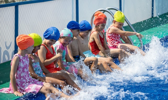 Mahalleye havuz geldi, çocuklar bayram etti