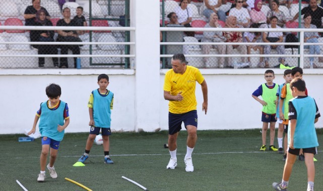 Profesyonel futbolculardan Bucalı genç yeteneklere futbol dersi