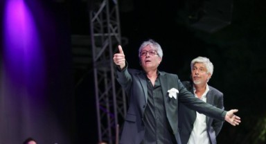 Buca Zeki & Metin sahnesinin uzun süren sessizliği alkışlarla bozuldu