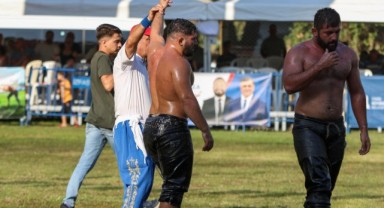 İzmir’in yağlı güreş şöleninde başpehlivan Erkan Taş oldu