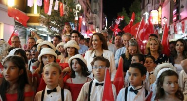 Karşıyaka’yı ‘zafer’ coşkusu sardı Binler fener alayında buluştu!