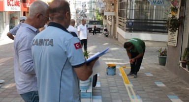 Konak’ta kaldırım işgaline sarı çizgi