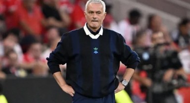 Maçın Önüne Geçti! Mourinho'nun Giydiği Kazağın Fiyatı Ortaya Çıktı