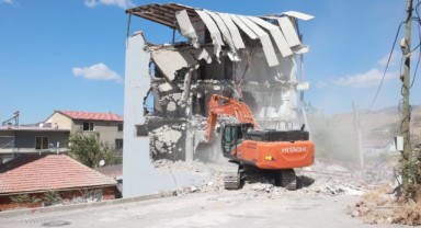 Bayraklı’da 5 katlı kaçak yapı yıkıldı
