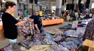 Bornova’da Kıyafet Pazarı büyük ilgi görüyor