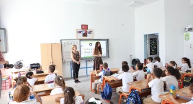 Çeşme Belediyesi’nden ilkokula başlayan öğrencilere hoş geldin hediyesi